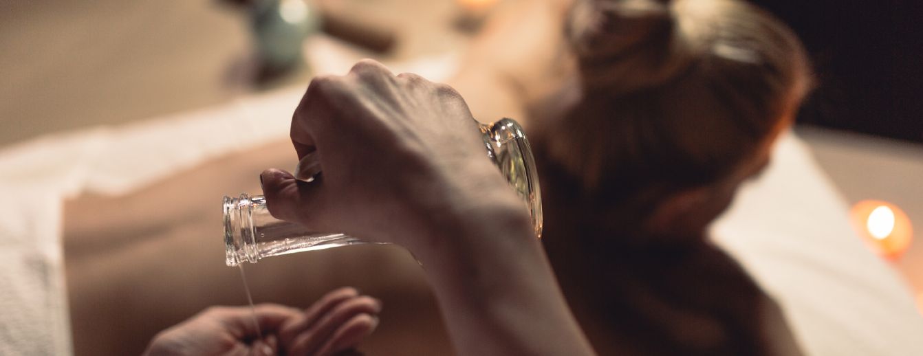 Huile de massage versée avant une séance de massage bien-être
